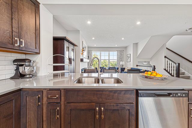 860 Roselyn Drive, Victoria, MN 55386