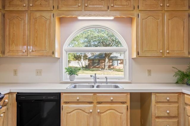 327 E Chapman Road, Hewitt, TX 76643