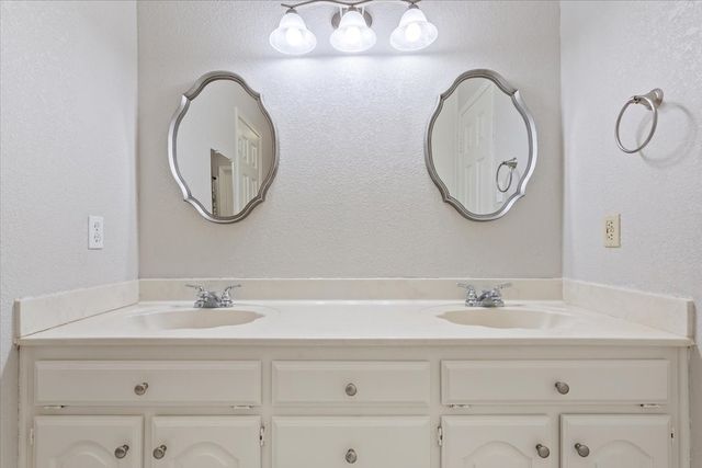 327 E Chapman Road, Hewitt, TX 76643