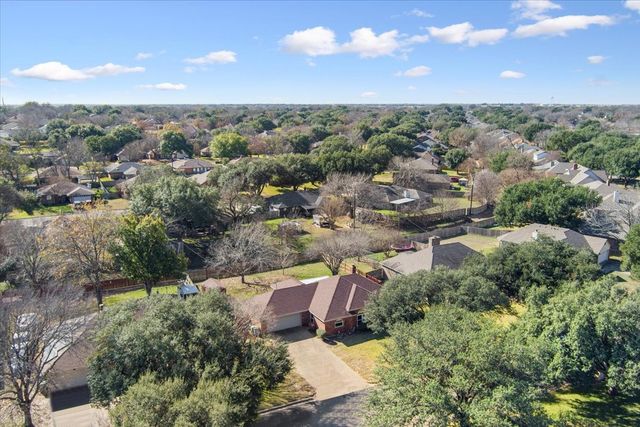 327 E Chapman Road, Hewitt, TX 76643