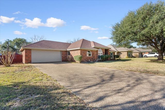 327 E Chapman Road, Hewitt, TX 76643