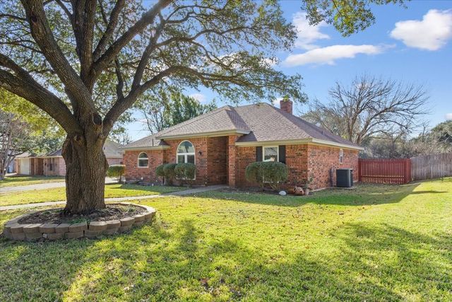 327 E Chapman Road, Hewitt, TX 76643