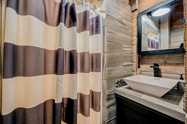 900 Box Canyon RD, Wimberley, TX 78676