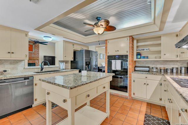 13115 N HUNTERS CIR, San Antonio, TX 78230