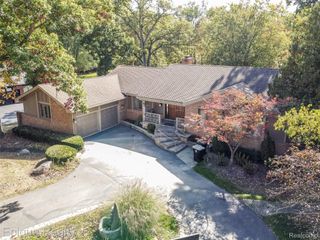 135 W Hickory Grove Road, Bloomfield Hills, MI 48304