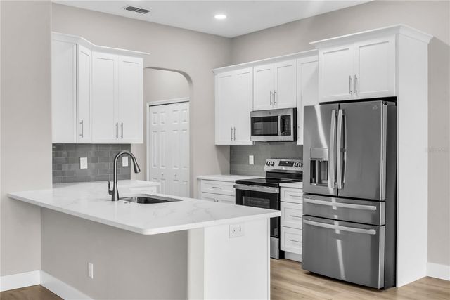 563 LAKE DAVENPORT CIRCLE, Davenport, FL 33837