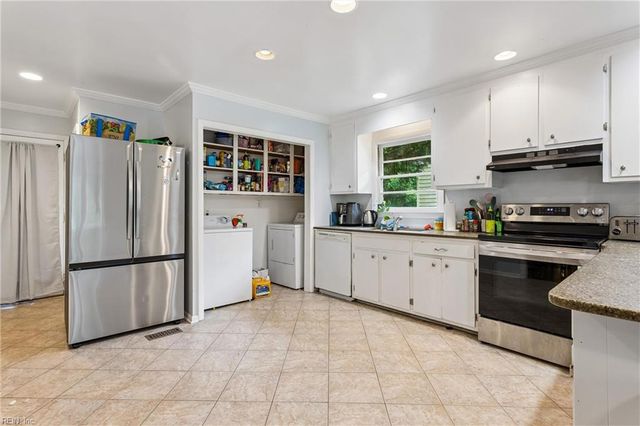 70 Sweetbriar DR, Newport News, VA 23606