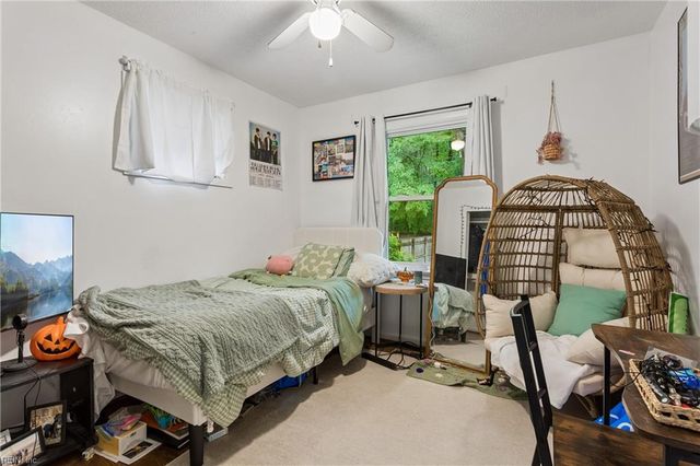 70 Sweetbriar DR, Newport News, VA 23606