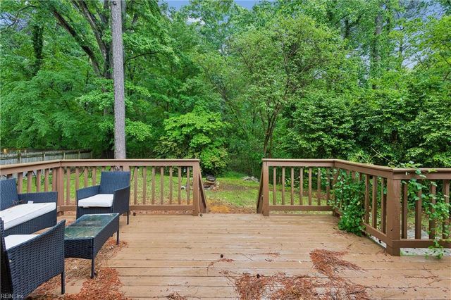70 Sweetbriar DR, Newport News, VA 23606