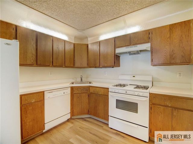 81 Canterbury Court, Piscataway, NJ 08854