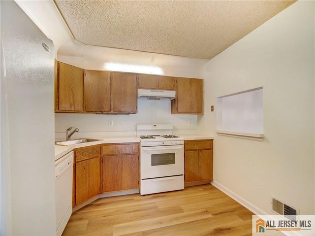 81 Canterbury Court, Piscataway, NJ 08854