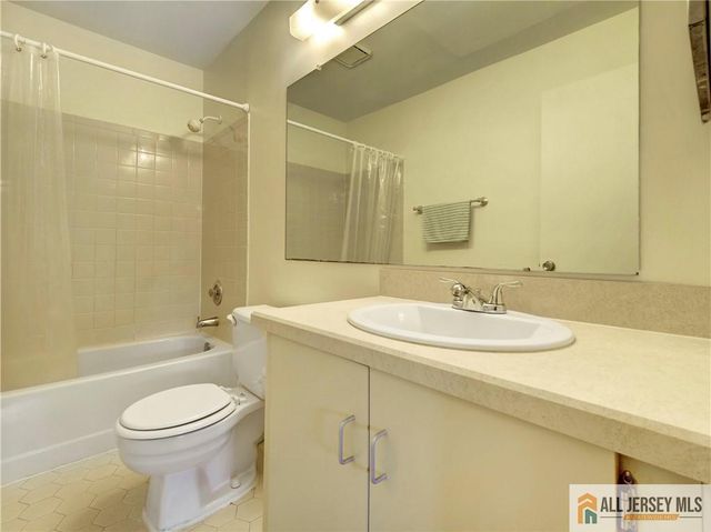 81 Canterbury Court, Piscataway, NJ 08854