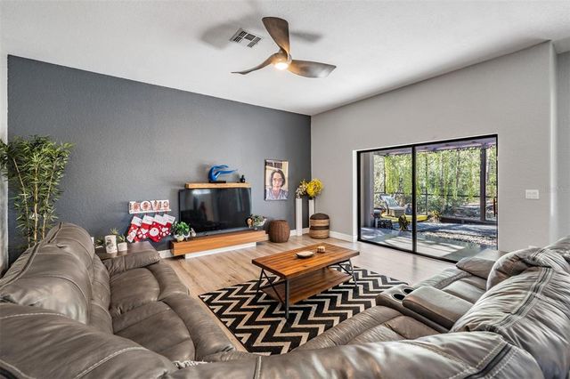12306 WOODLANDS CIRCLE, Dade City, FL 33525