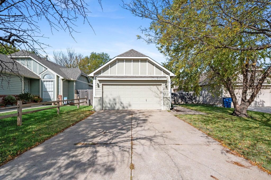 8708 E Parkmont Dr, Wichita, KS 67207