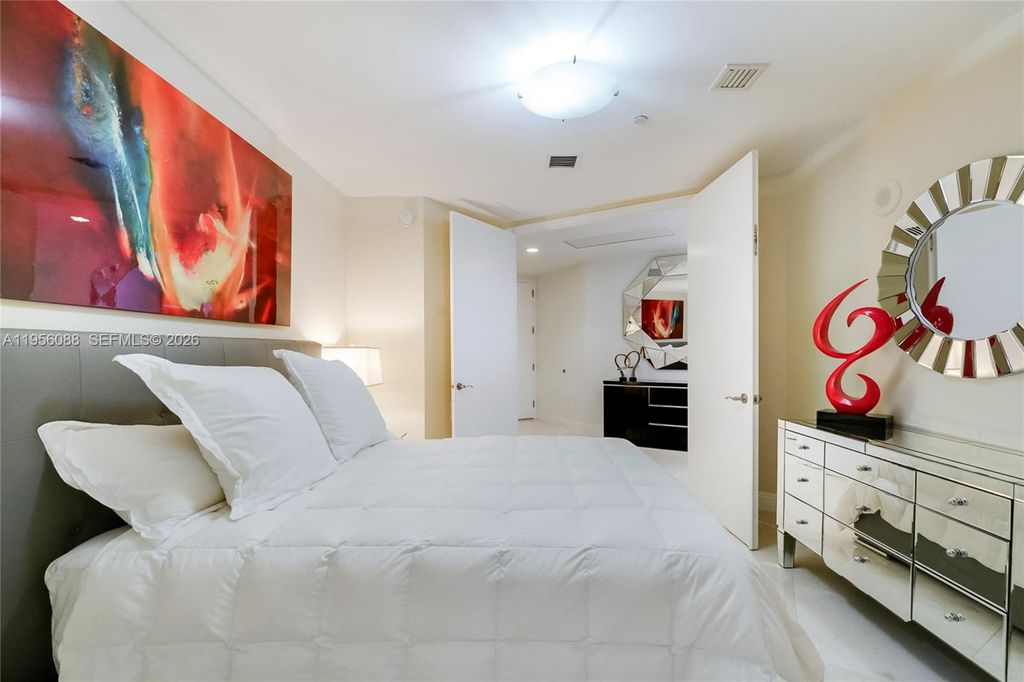 Image 21 of property listing at 16001 Collins Ave 2103, Sunny Isles Beach, FL 33160