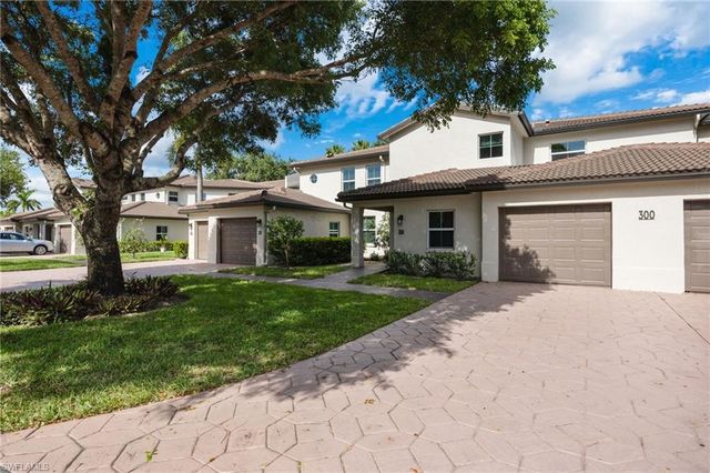 300 Diamond CIR 308, Naples, FL 34110