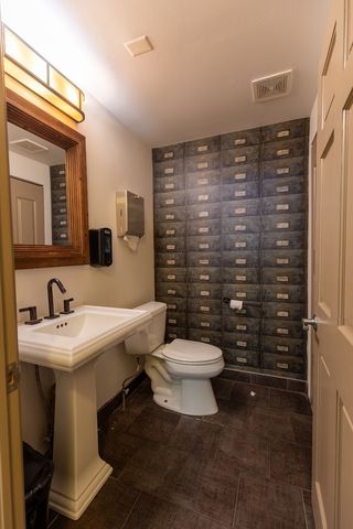 827 N Milwaukee Avenue, Chicago, IL 60642