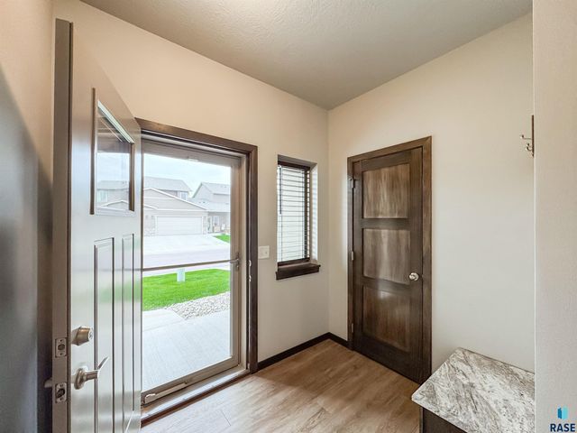 2571 E Meadowside Pl, Sioux Falls, SD 57108