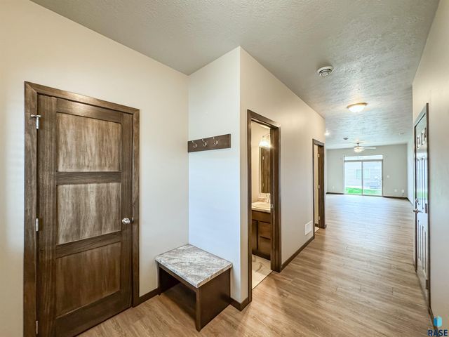 2571 E Meadowside Pl, Sioux Falls, SD 57108