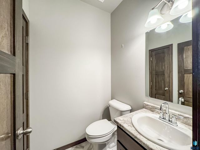2571 E Meadowside Pl, Sioux Falls, SD 57108