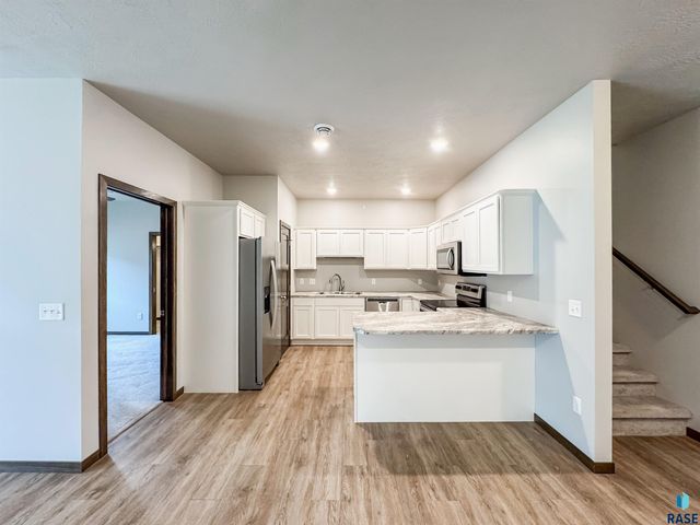 2571 E Meadowside Pl, Sioux Falls, SD 57108