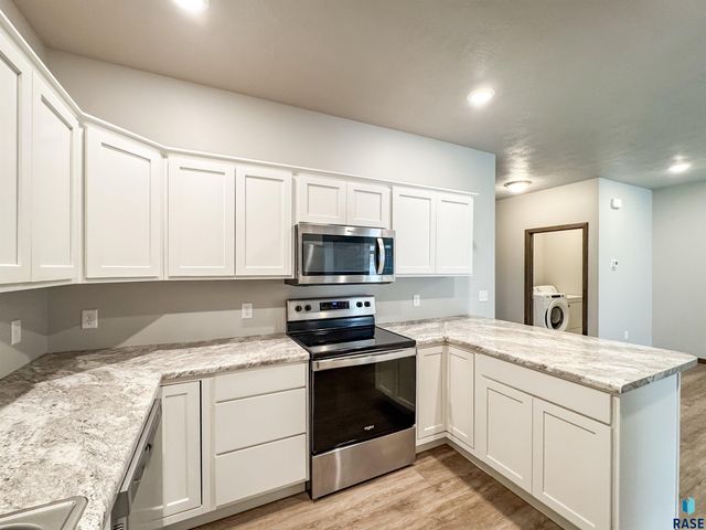 2571 E Meadowside Pl, Sioux Falls, SD 57108