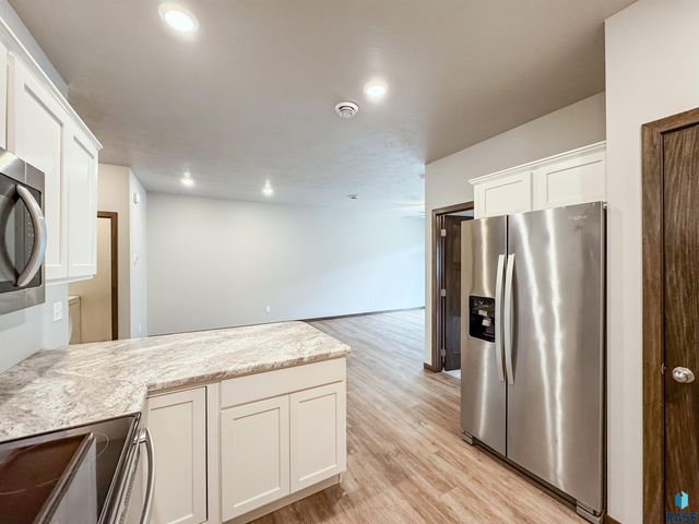 2571 E Meadowside Pl, Sioux Falls, SD 57108