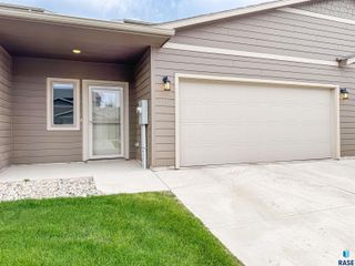 2571 E Meadowside Pl, Sioux Falls, SD 57108