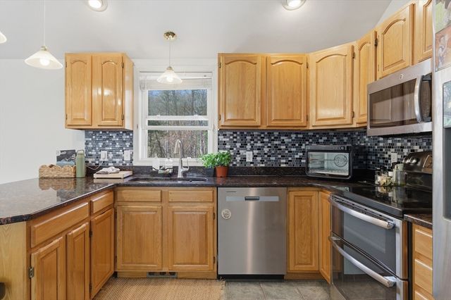 19 Fairfield Dr, Dudley, MA 01571