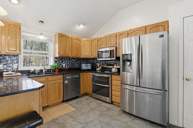19 Fairfield Dr, Dudley, MA 01571