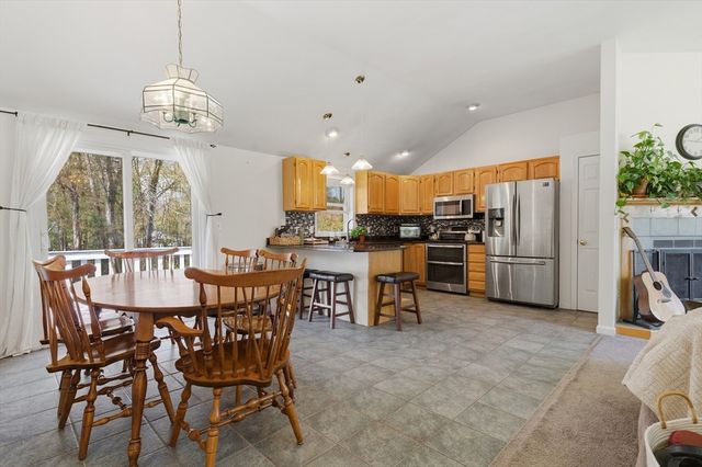 19 Fairfield Dr, Dudley, MA 01571