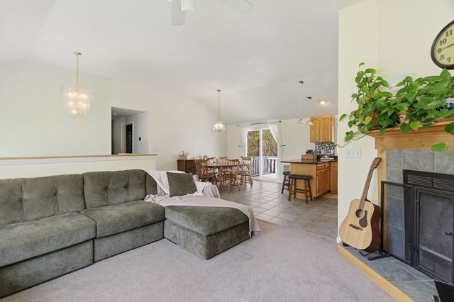 19 Fairfield Dr, Dudley, MA 01571