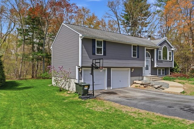 19 Fairfield Dr, Dudley, MA 01571