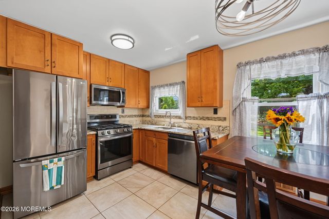 8 Bradford Road, East Brunswick, NJ 08816