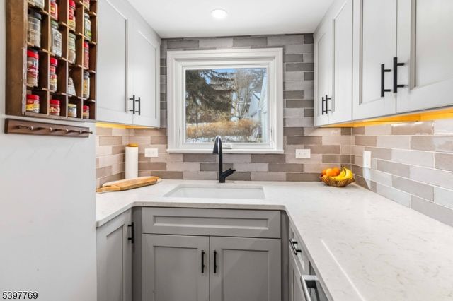 2 Longview Ter, Morristown Town, NJ 07960