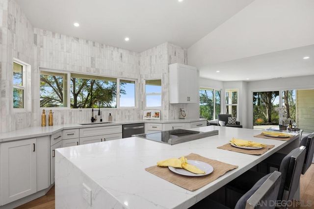 1112 Starview Dr, Vista, CA 92084