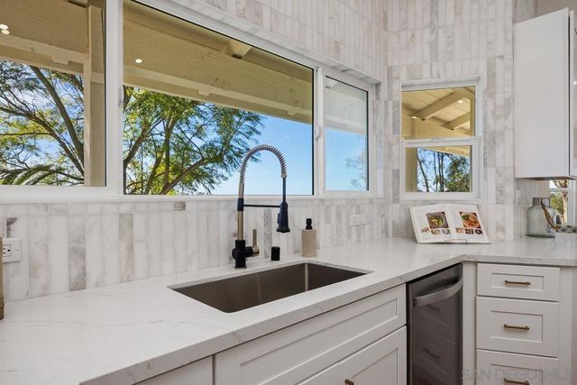 1112 Starview Dr, Vista, CA 92084