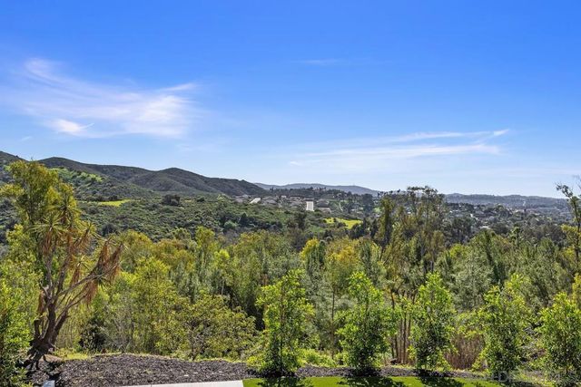 1112 Starview Dr, Vista, CA 92084