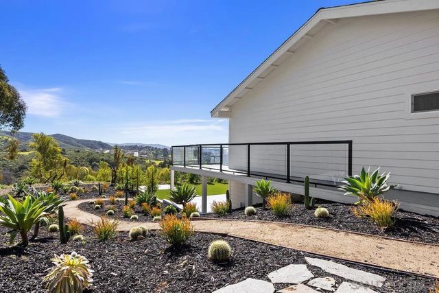 1112 Starview Dr, Vista, CA 92084