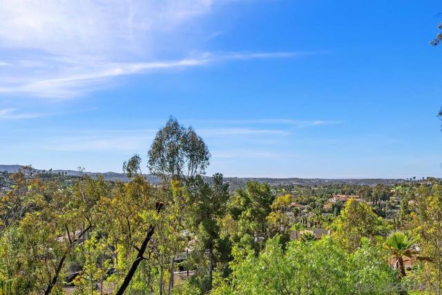 1112 Starview Dr, Vista, CA 92084