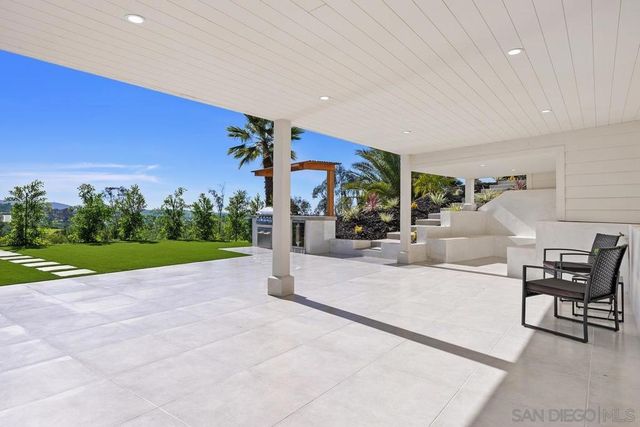 1112 Starview Dr, Vista, CA 92084