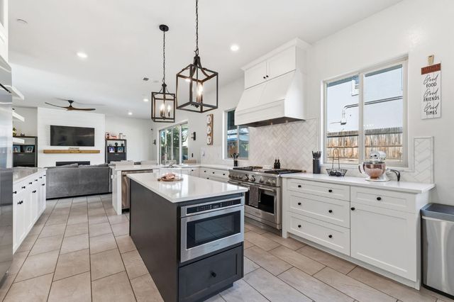 785 Ponderosa Way W, Madera, CA 93636