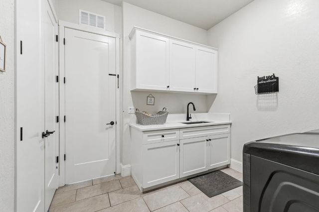 785 Ponderosa Way W, Madera, CA 93636