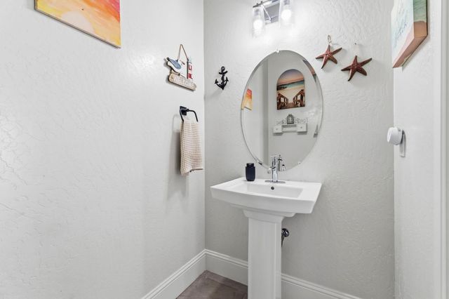 785 Ponderosa Way W, Madera, CA 93636