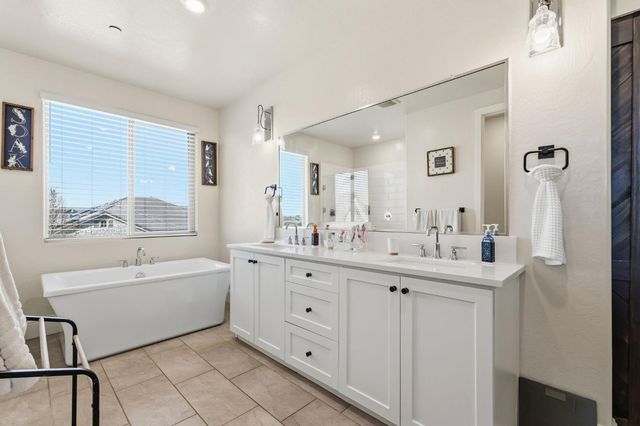 785 Ponderosa Way W, Madera, CA 93636