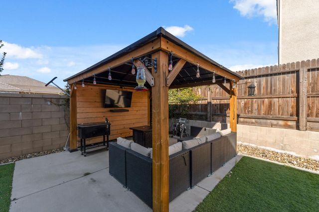 785 Ponderosa Way W, Madera, CA 93636