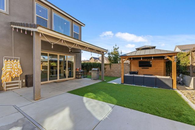 785 Ponderosa Way W, Madera, CA 93636