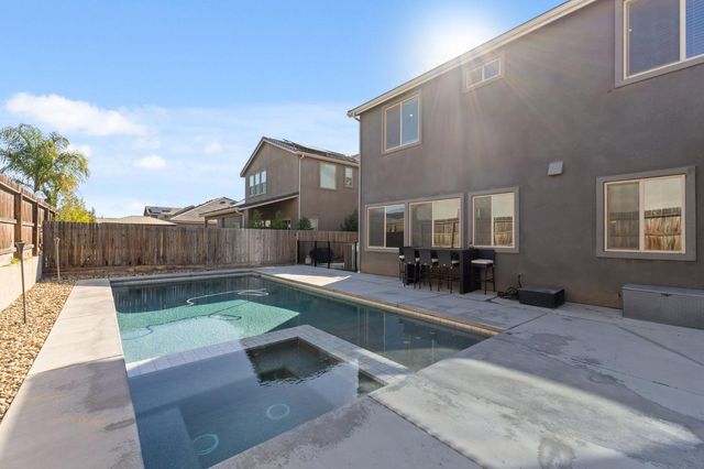 785 Ponderosa Way W, Madera, CA 93636