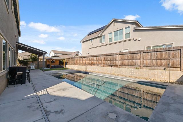 785 Ponderosa Way W, Madera, CA 93636