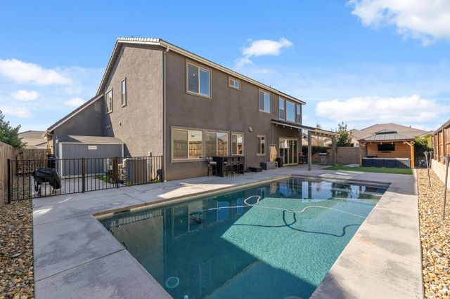 785 Ponderosa Way W, Madera, CA 93636